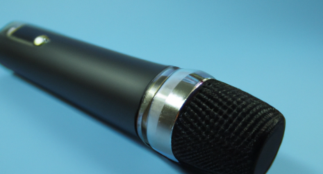 ¿Cómo se puede saber si un micrófono Bluetooth necesita ser actualizado?