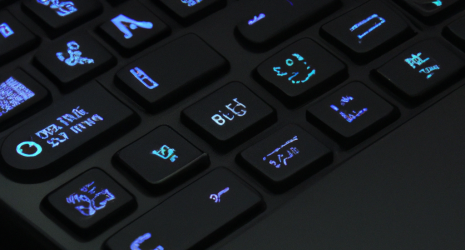 ¿Cuál es la importancia de la latencia en un teclado o ratón Bluetooth?